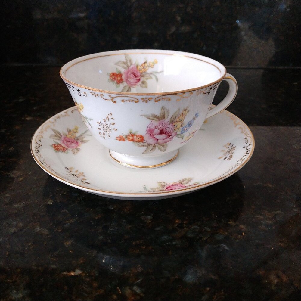 OCCUPIED JAPAN SGK DELICATE FLORAL PATTERN PINK ROSES GOLD TRIM WHITE PORCELAIN